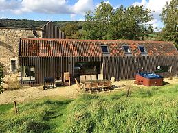 Large Boutique Holiday House With hot tub Near Bath