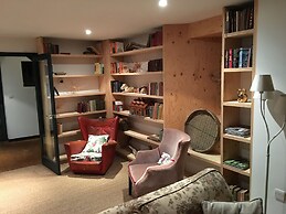 Large Boutique Holiday House With hot tub Near Bath