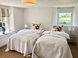 Large Boutique Holiday House With hot tub Near Bath