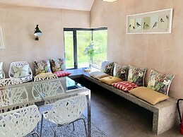 Large Boutique Holiday House With hot tub Near Bath