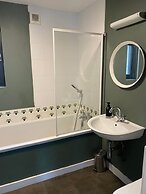 Large Boutique Holiday House With hot tub Near Bath