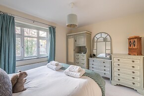 Comfortable Home in Wandsworth by Underthedoormat