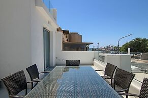 Phaedrus Living: Seaside Deluxe Flat Harbour 112