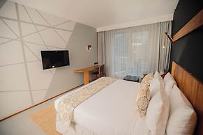 Giraffe Beach Hotel