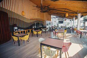 Giraffe Beach Hotel