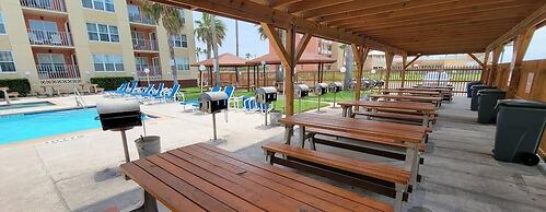 Beach access Condo Nice pool/hot tub area w/bbq 2 Bedroom Home by RedA