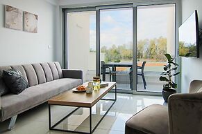 Phaedrus Living: Seaside Executive Flat Harbour 205