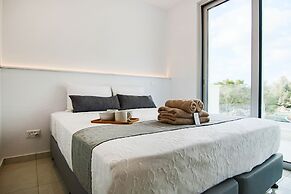 Phaedrus Living: Seaside Executive Flat Harbour 205