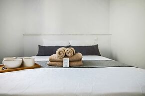 Phaedrus Living: Seaside Executive Flat Harbour 205