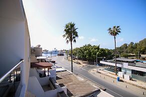 Phaedrus Living: Seaside Executive Flat Harbour 205