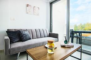 Phaedrus Living: Seaside Executive Flat Harbour 205