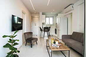 Phaedrus Living: Seaside Executive Flat Harbour 205