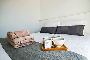 Phaedrus Living: Seaside Executive Flat Harbour 205