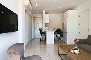 Phaedrus Living: Seaside Executive Flat Harbour 207