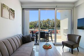 Phaedrus Living: Seaside Executive Flat Harbour 207