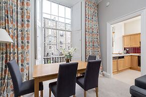 Light and Spacious 2 Bedroom Flat in Heart of Edinburgh