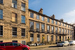 Light and Spacious 2 Bedroom Flat in Heart of Edinburgh