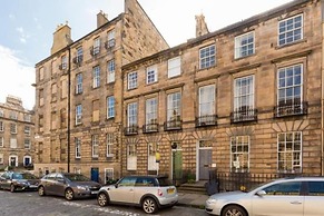 Light and Spacious 2 Bedroom Flat in Heart of Edinburgh