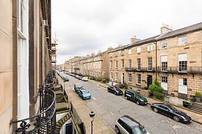 Light and Spacious 2 Bedroom Flat in Heart of Edinburgh