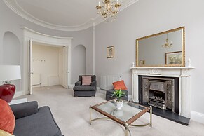 Light and Spacious 2 Bedroom Flat in Heart of Edinburgh