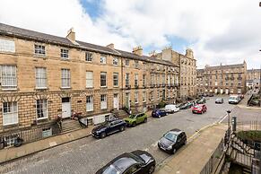 Light and Spacious 2 Bedroom Flat in Heart of Edinburgh