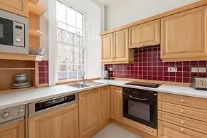 Light and Spacious 2 Bedroom Flat in Heart of Edinburgh