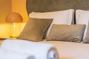 Seafront Apartment Private Garden & Free Parking