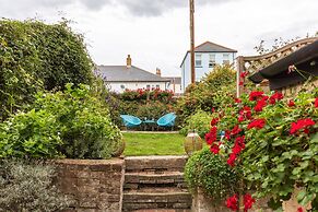 Seafront Apartment Private Garden & Free Parking