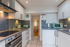 Seafront Apartment Private Garden & Free Parking