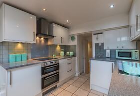 Seafront Apartment Private Garden & Free Parking