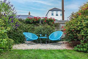 Seafront Apartment Private Garden & Free Parking