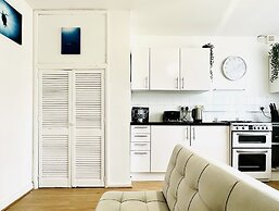 Beautiful 3-bed Apartment With Driveway Parking