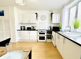 Beautiful 3-bed Apartment With Driveway Parking