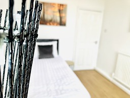 Beautiful 3-bed Apartment With Driveway Parking