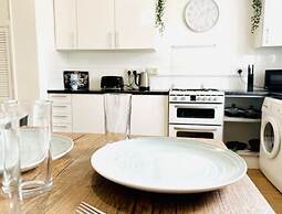 Beautiful 3-bed Apartment With Driveway Parking