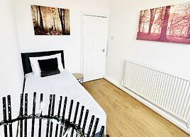 Beautiful 3-bed Apartment With Driveway Parking