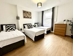 Beautiful 3-bed Apartment With Driveway Parking