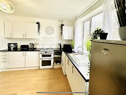 Beautiful 3-bed Apartment With Driveway Parking