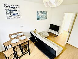 Beautiful 3-bed Apartment With Driveway Parking
