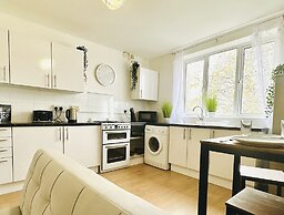 Beautiful 3-bed Apartment With Driveway Parking
