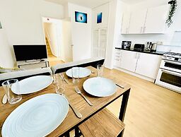 Beautiful 3-bed Apartment With Driveway Parking