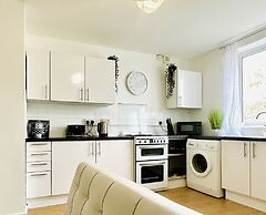 Beautiful 3-bed Apartment With Driveway Parking
