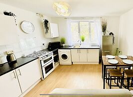 Beautiful 3-bed Apartment With Driveway Parking