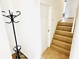 Beautiful 3-bed Apartment With Driveway Parking