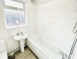 Beautiful 3-bed Apartment With Driveway Parking