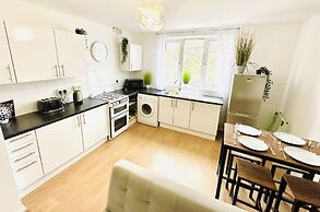 Beautiful 3-bed Apartment With Driveway Parking
