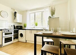 Beautiful 3-bed Apartment With Driveway Parking