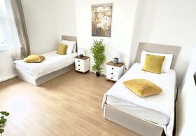 Beautiful 3-bed Apartment With Driveway Parking