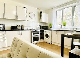 Beautiful 3-bed Apartment With Driveway Parking