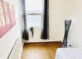 Beautiful 3-bed Apartment With Driveway Parking